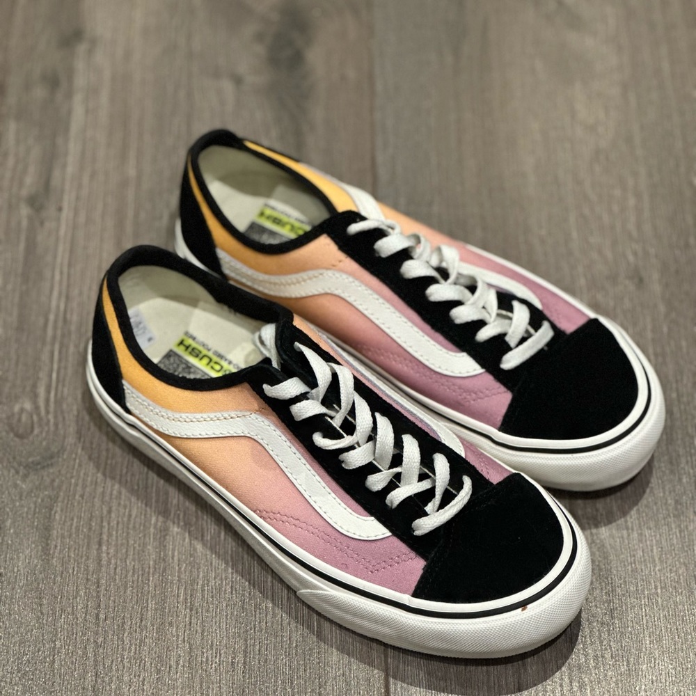 VANS 7.5 WOMENS BRAND NEW